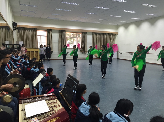 舞苑暖冬迎客来 学子热情献精彩01.jpg