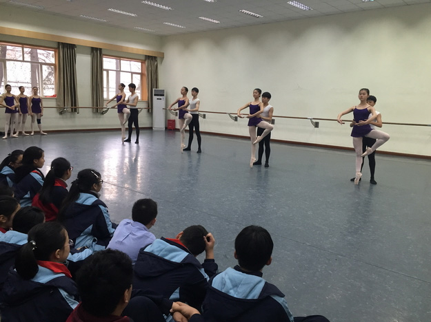 舞苑暖冬迎客来 学子热情献精彩02.jpg